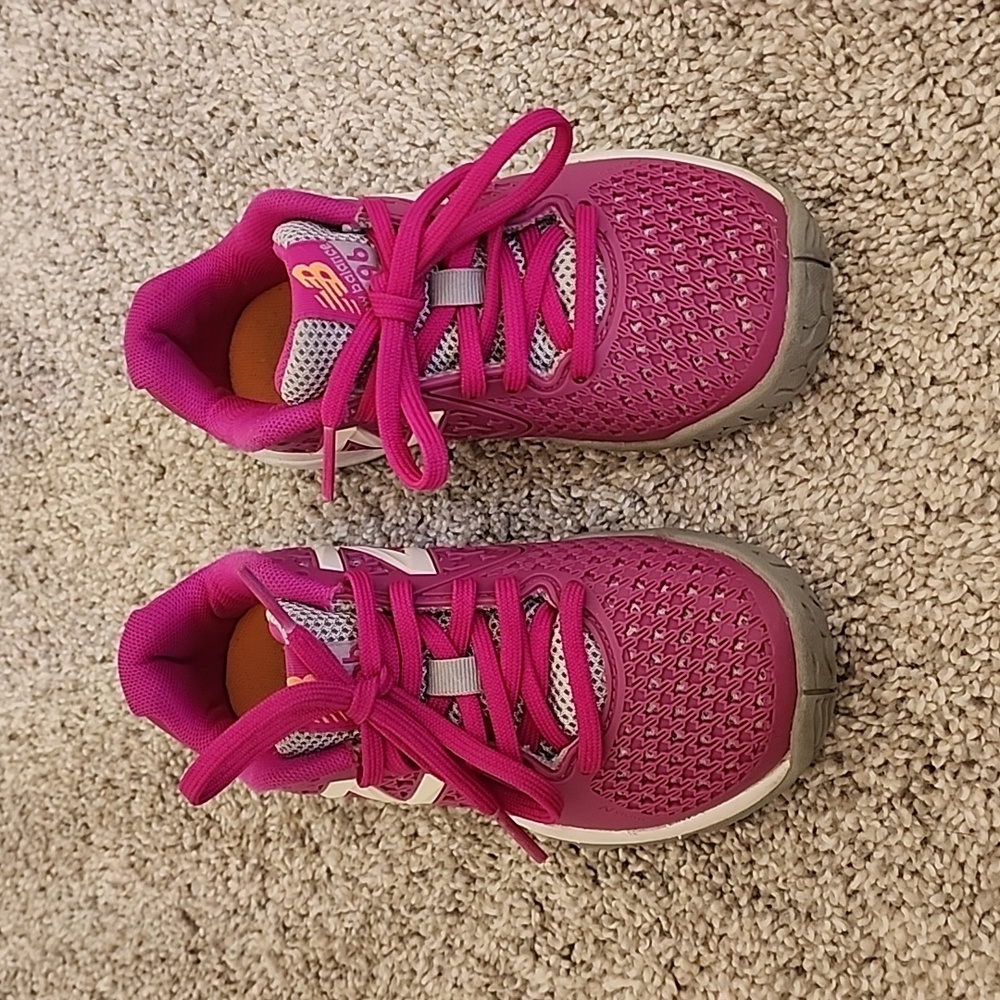 VGUC new balance tennis court shoes